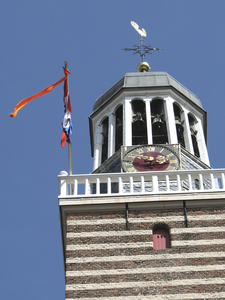 905870 Gezicht op de toren van de Nicolaïkerk (Nicolaaskerkhof) te Utrecht, met Nederlandse vlag en oranje wimpel, ...